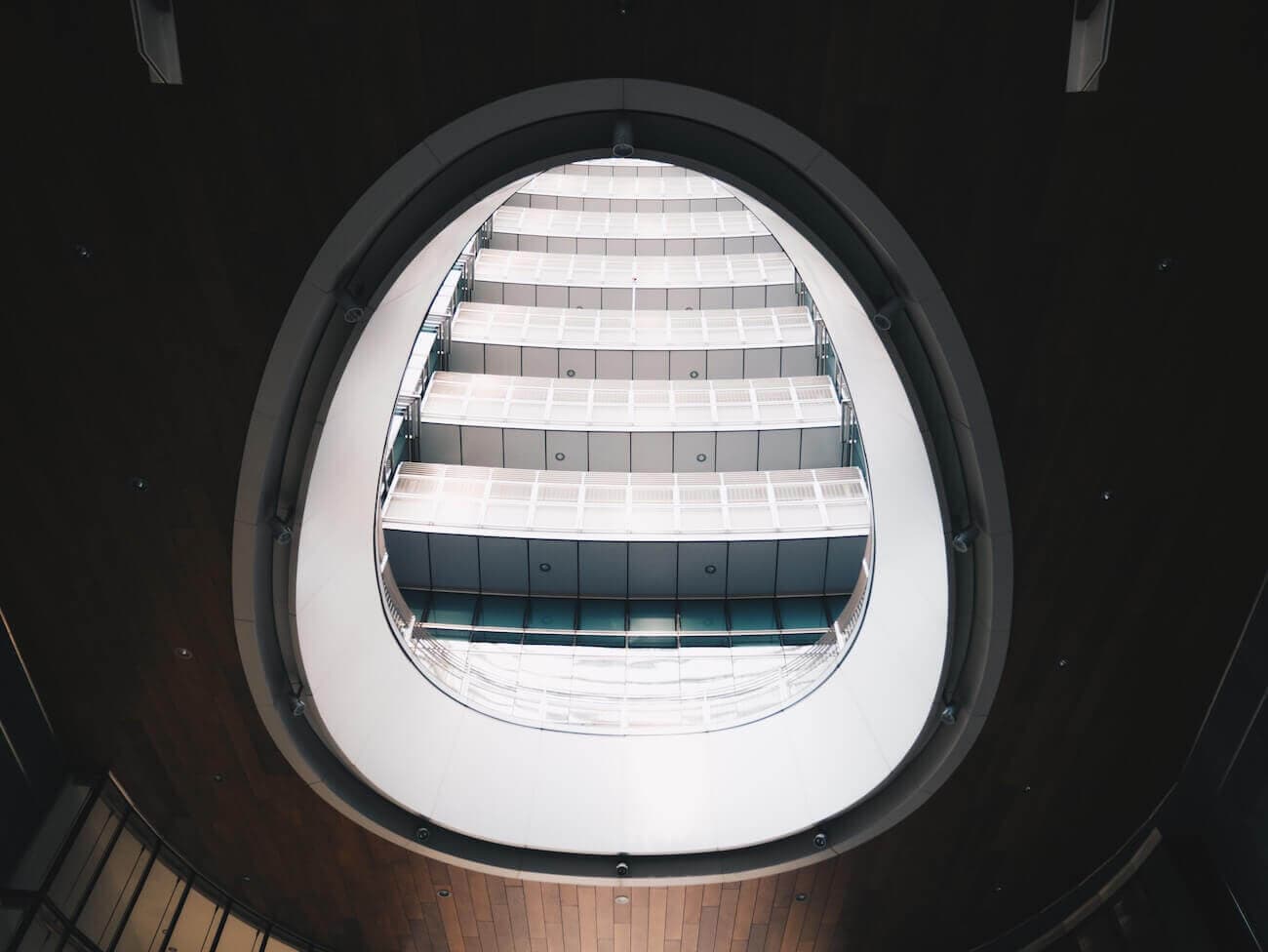 Interno moderno con luce naturale in un edificio in piazza Gae Aulenti a Milano. picture