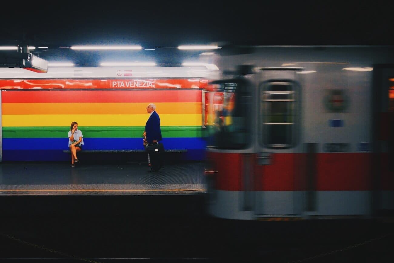 Stazione della metropolitana colorata con treno in movimento. picture