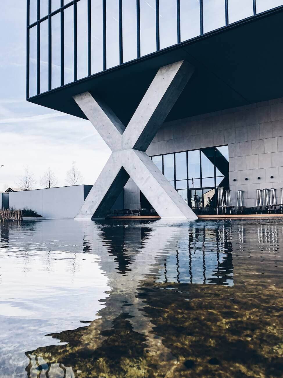 Edificio moderno riflesso su una piscina d'acqua. picture