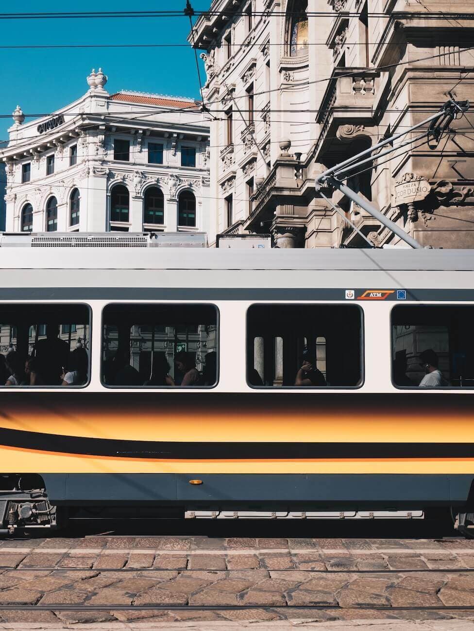 Tram moderno che passa tra edifici storici di Milano. picture